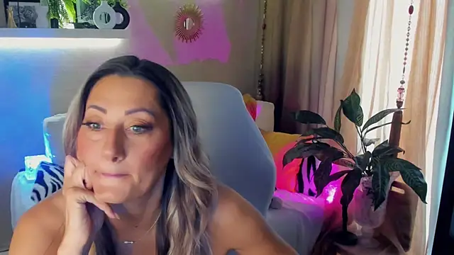 SarahAlluring online show from June 7, 2026, 7:45 am