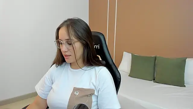 sophia martinezz  online show from September 26, 2025, 6:45 pm