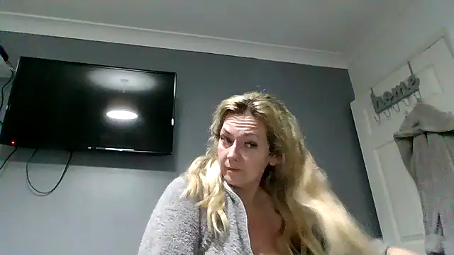 GoldenSquirter online show from April 7, 2026, 9:04 pm