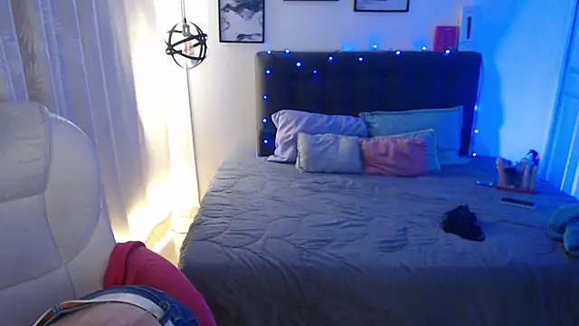 Rose Thompson1 online show from November 23, 2025, 2:06 pm