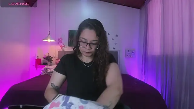 Rose Thompson1 online show from April 21, 2026, 1:28 pm