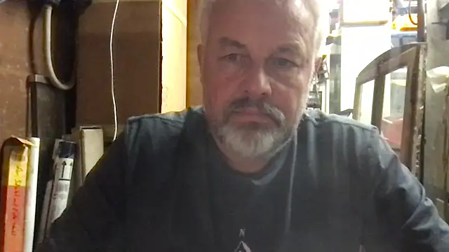 Snapshot of Berg_Boy chatting on October 17, 2025, 4:20 pm Berg Boy online show from October 17, 2025, 4:20 pm