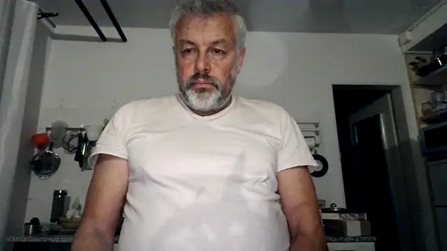 Snapshot of Berg_Boy chatting on October 18, 2025, 11:38 pm Berg Boy online show from October 18, 2025, 11:38 pm