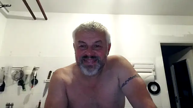 Snapshot of Berg_Boy chatting on October 20, 2025, 9:04 pm Berg Boy online show from October 20, 2025, 9:04 pm