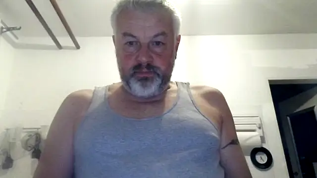 Snapshot of Berg_Boy chatting on October 22, 2025, 4:24 am Berg Boy online show from October 22, 2025, 4:24 am