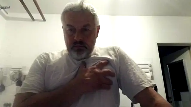 Snapshot of Berg_Boy chatting on October 22, 2025, 10:42 pm Berg Boy online show from October 22, 2025, 10:42 pm