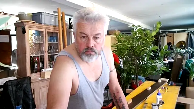 Snapshot of Berg_Boy chatting on October 31, 2025, 9:32 am Berg Boy online show from October 31, 2025, 9:32 am