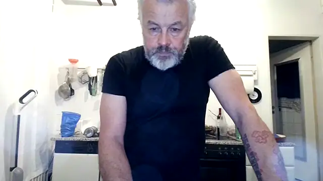 Snapshot of Berg_Boy chatting on December 2, 2025, 10:16 pm Berg Boy online show from December 2, 2025, 10:16 pm