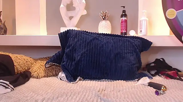 milu w4llace online show from March 17, 2025, 11:54 pm