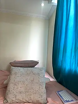 Ivelleee  online show from November 9, 2025, 1:42 pm