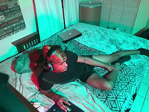 Snapshot of anthonyroth chatting on March 13, 2025, 11:49 pm anthonyroth online show from March 13, 2025, 11:49 pm