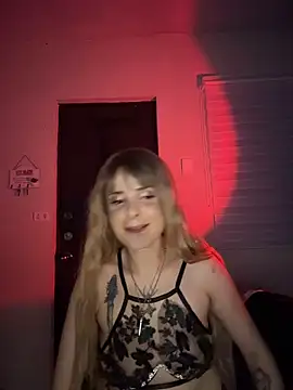 Snapshot of LoganPeny chatting on May 18, 2026, 8:31 am LoganPeny online show from May 18, 2026, 8:31 am