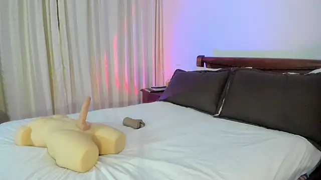 Hat girl online show from September 30, 2025, 4:17 am