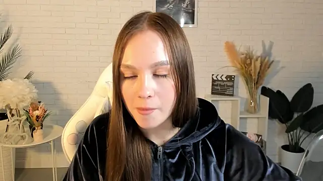 LoisCubitt online show from March 13, 2025, 3:06 pm