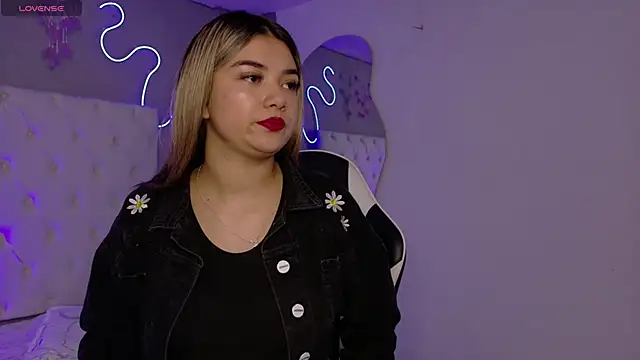 natasha  black online show from December 3, 2025, 7:34 pm