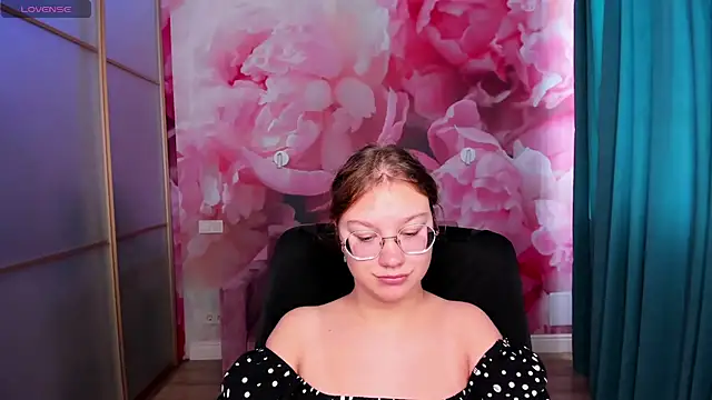 AngelinaLow online show from October 5, 2025, 5:28 am