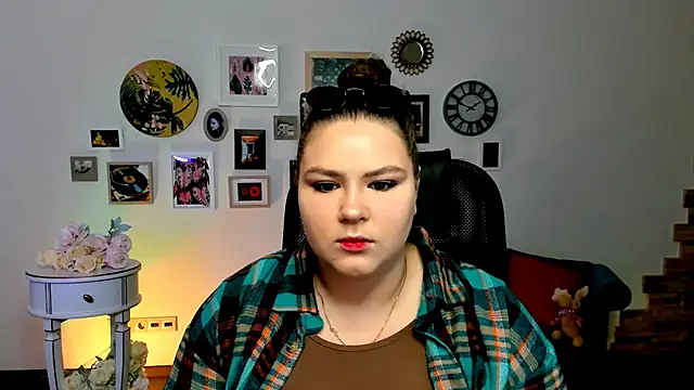 FlorenceAnderson online show from March 22, 2025, 9:45 am