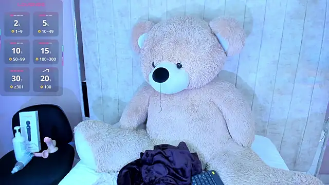 Alice 26  online show from November 13, 2025, 3:55 pm