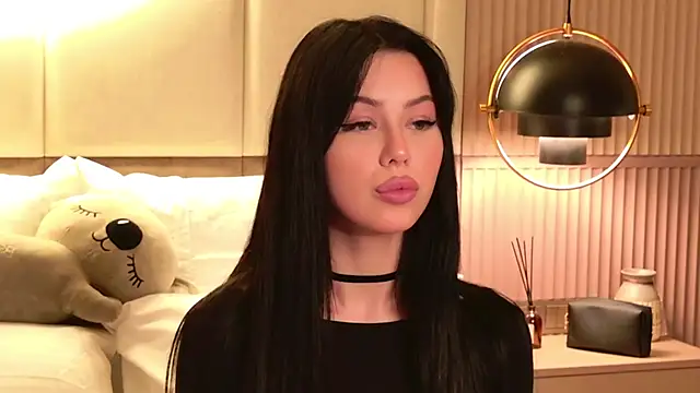 Leya Foxhall online show from November 17, 2025, 11:05 am