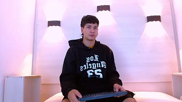 Jhojan twink online show from December 19, 2025, 1:18 pm