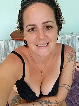 emiliemilf online show from April 21, 2026, 1:42 am