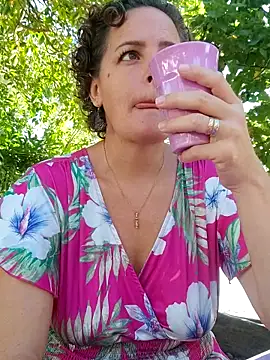 emiliemilf online show from April 21, 2026, 5:28 pm