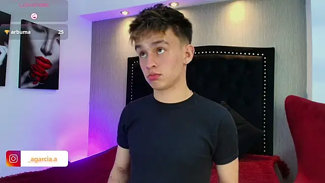 LiamWildx20 online show from November 30, 2025, 3:43 am