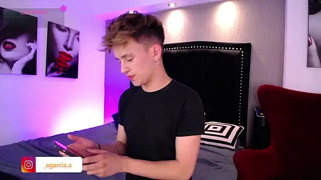 Snapshot of LiamWildx20 chatting on February 11, 2026, 5:01 am LiamWildx20 online show from February 11, 2026, 5:01 am