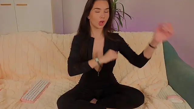 EmiliaDroll online show from November 2, 2025, 4:37 am