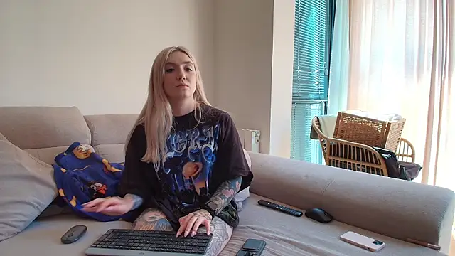 tattoobbgirl online show from April 22, 2026, 2:18 pm