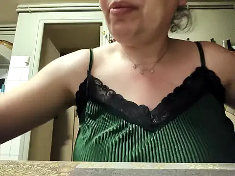 mimi19820 online show from April 19, 2026, 1:32 pm