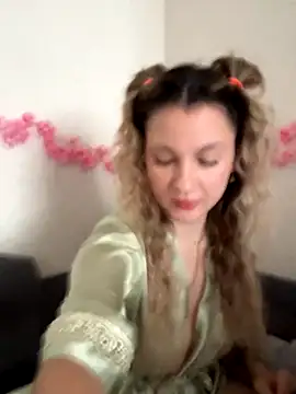 mollygirll online show from October 16, 2025, 9:32 am