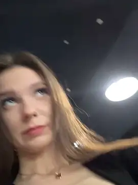 MilaBee online show from November 3, 2025, 7:42 am