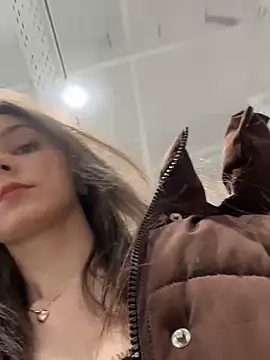 MilaBee online show from November 30, 2025, 3:43 am