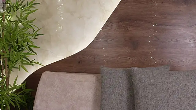 mia lacy  online show from December 18, 2025, 7:53 pm