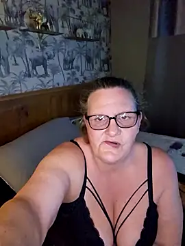 MissQueenBeex online show from April 18, 2026, 7:51 pm