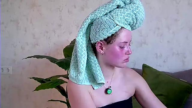 AshleyD  online show from September 16, 2025, 2:34 am