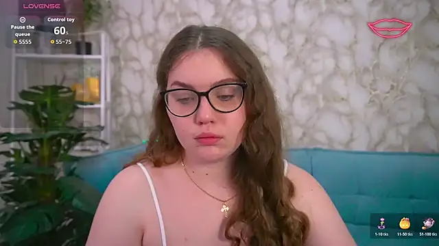 LuxSopphia online show from November 3, 2025, 8:10 pm