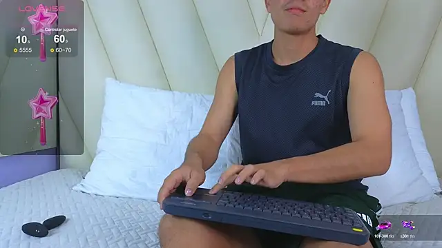 Hotboy21  online show from November 13, 2025, 3:49 am