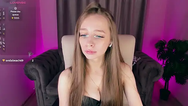 Amy Waynee online show from October 8, 2025, 6:16 pm