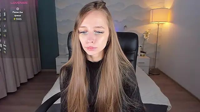 Amy Waynee online show from October 13, 2025, 10:10 pm