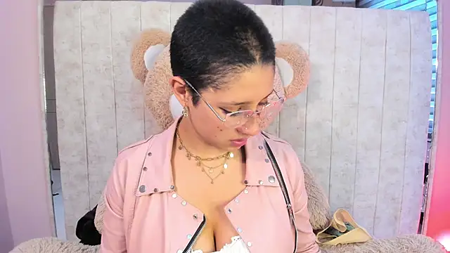 Elaine87  online show from October 4, 2025, 9:02 pm