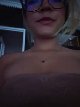 Snapshot of Pretty_roxxyy chatting on April 26, 2026, 11:19 am Pretty roxxyy online show from April 26, 2026, 11:19 am