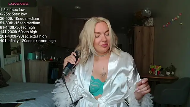 Snapshot of Eva___forever chatting on June 7, 2026, 4:05 am Eva forever online show from June 7, 2026, 4:05 am
