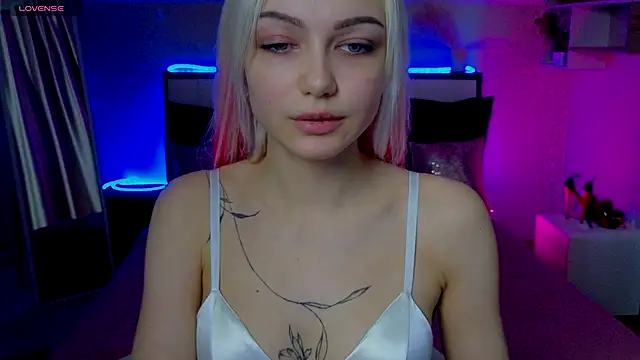 LinaLirian online show from November 15, 2025, 1:51 pm