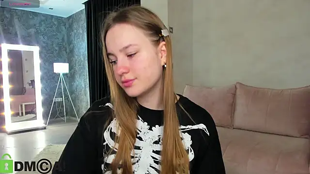 Candy Cansew online show from October 26, 2025, 1:11 am