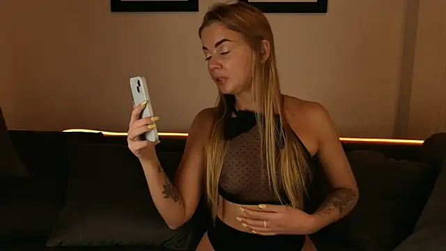 CarrieBradshaww online show from October 27, 2025, 4:00 pm