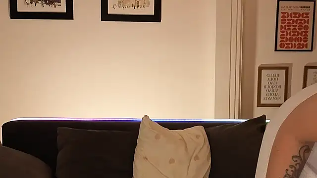 CarrieBradshaww online show from November 23, 2025, 3:12 pm