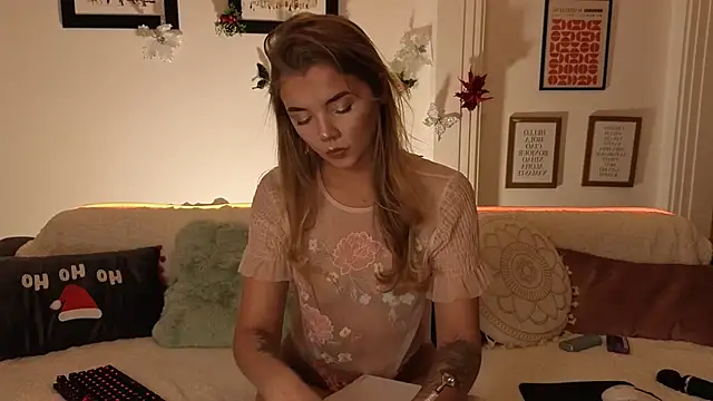 CarrieBradshaww online show from November 24, 2025, 6:40 pm