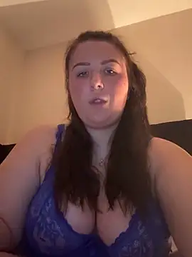 Snapshot of CutieCurvyGirlxo chatting on April 29, 2026, 9:10 pm CutieCurvyGirlxo online show from April 29, 2026, 9:10 pm